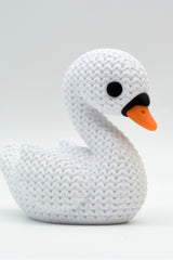 Gros plan d'un cygne tricoté, aspect crocheté sur les ailes et le corps