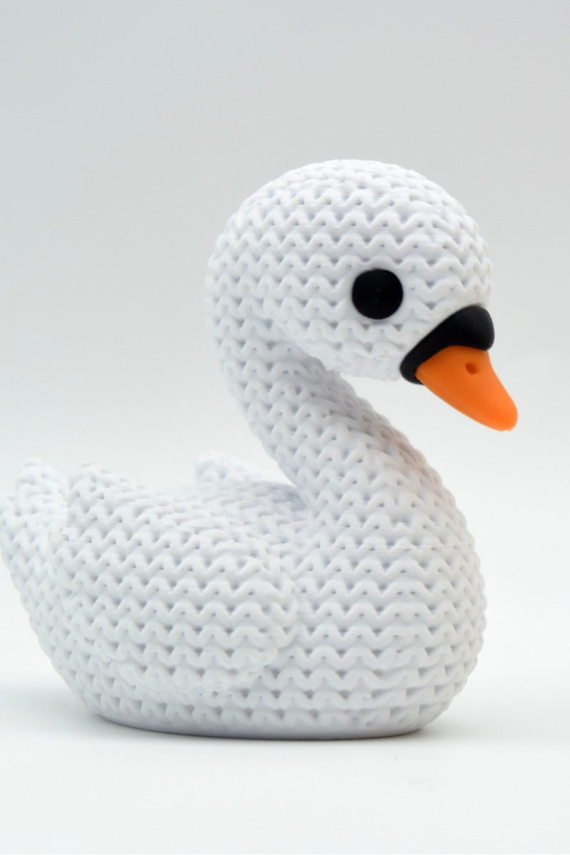 Gros plan d'un cygne tricoté, aspect crocheté sur les ailes et le corps