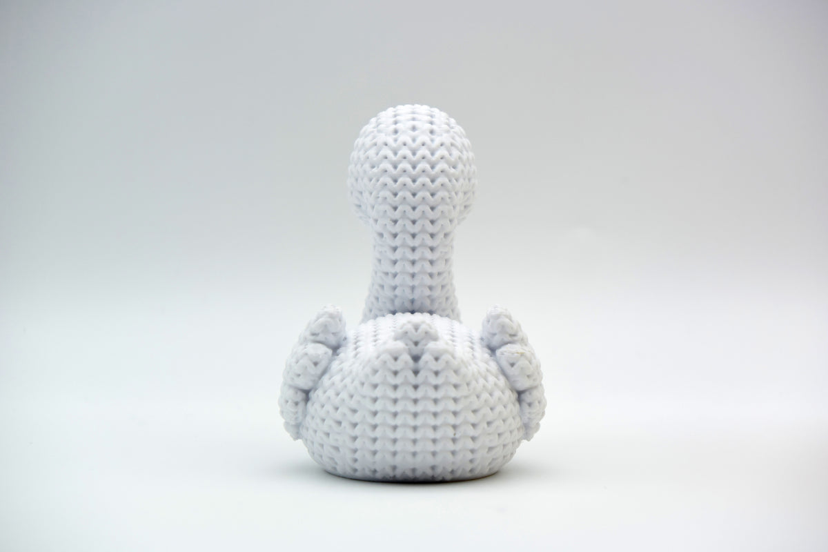 Gros plan de la texture tissée d'une figurine de cygne tricoté