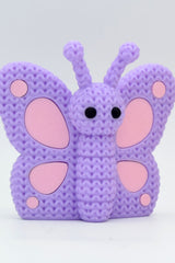Gros plan d'un papillon tricoté aux ailes crochetées dans des couleurs chaudes
