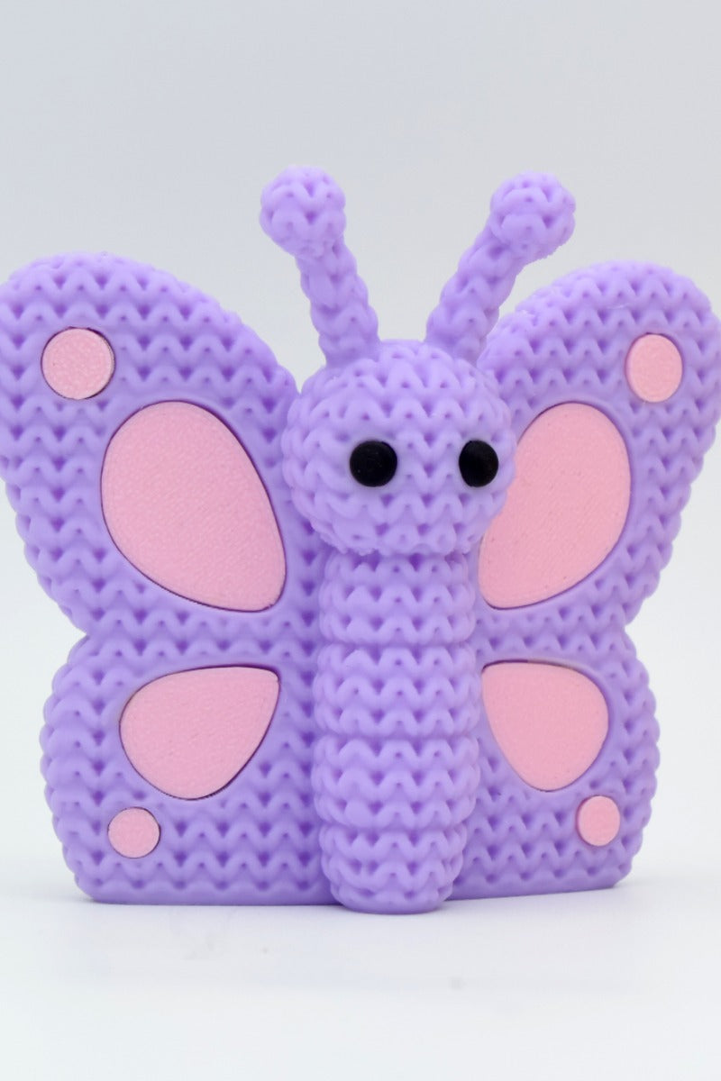 Gros plan d'un papillon tricoté aux ailes crochetées dans des couleurs chaudes