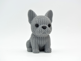 Gros plan d'une figurine de bouledogue français tricoté au pelage crocheté sur fond clair
