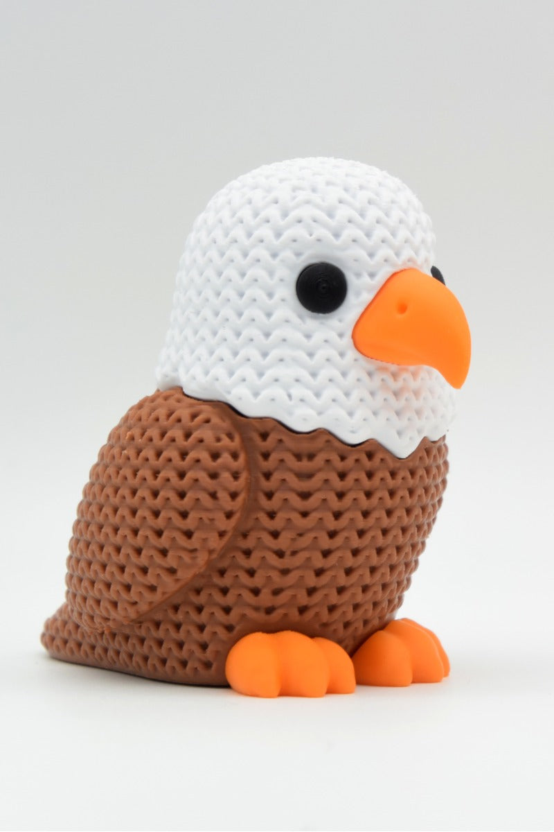 Gros plan d'une figurine d'aigle tricoté, aspect crocheté et plumes détaillées en relief