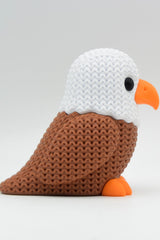 Gros plan d'une figurine d'aigle tricoté, aspect crocheté et plumes détaillées en relief
