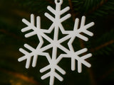 Flocon de neige détaillé avec trou de suspension