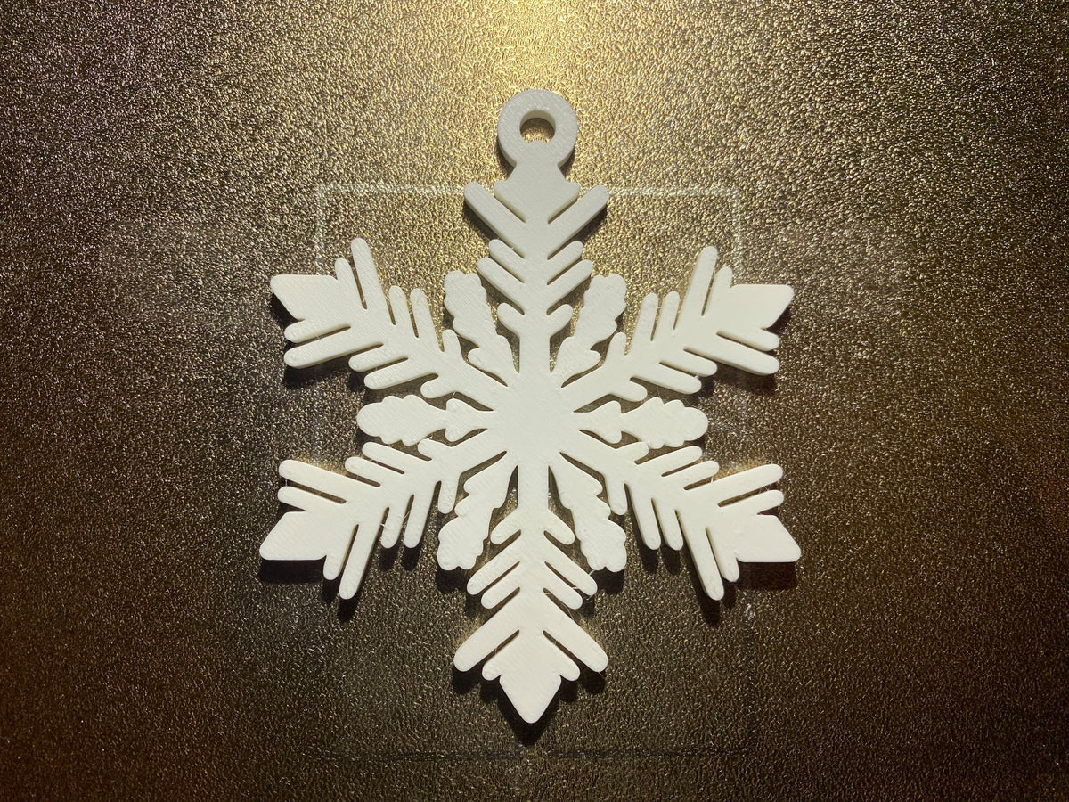 Flocon de neige à six branches avec œillet de suspension
