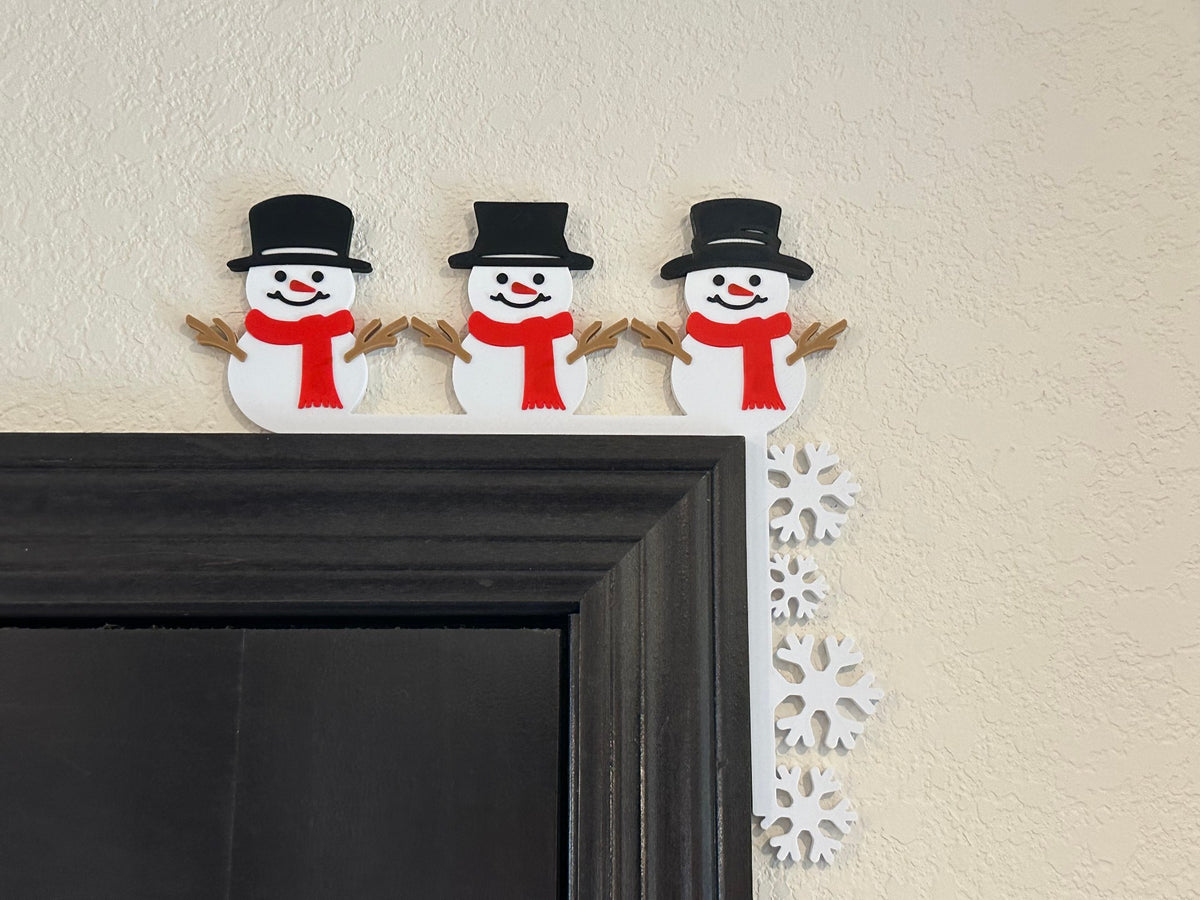 Bonshommes de neige et flocons décorant le coin d'un encadrement de porte