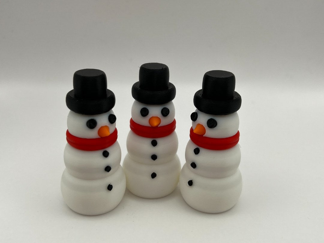 Petite figurine de bonhomme de neige en plusieurs couleurs
