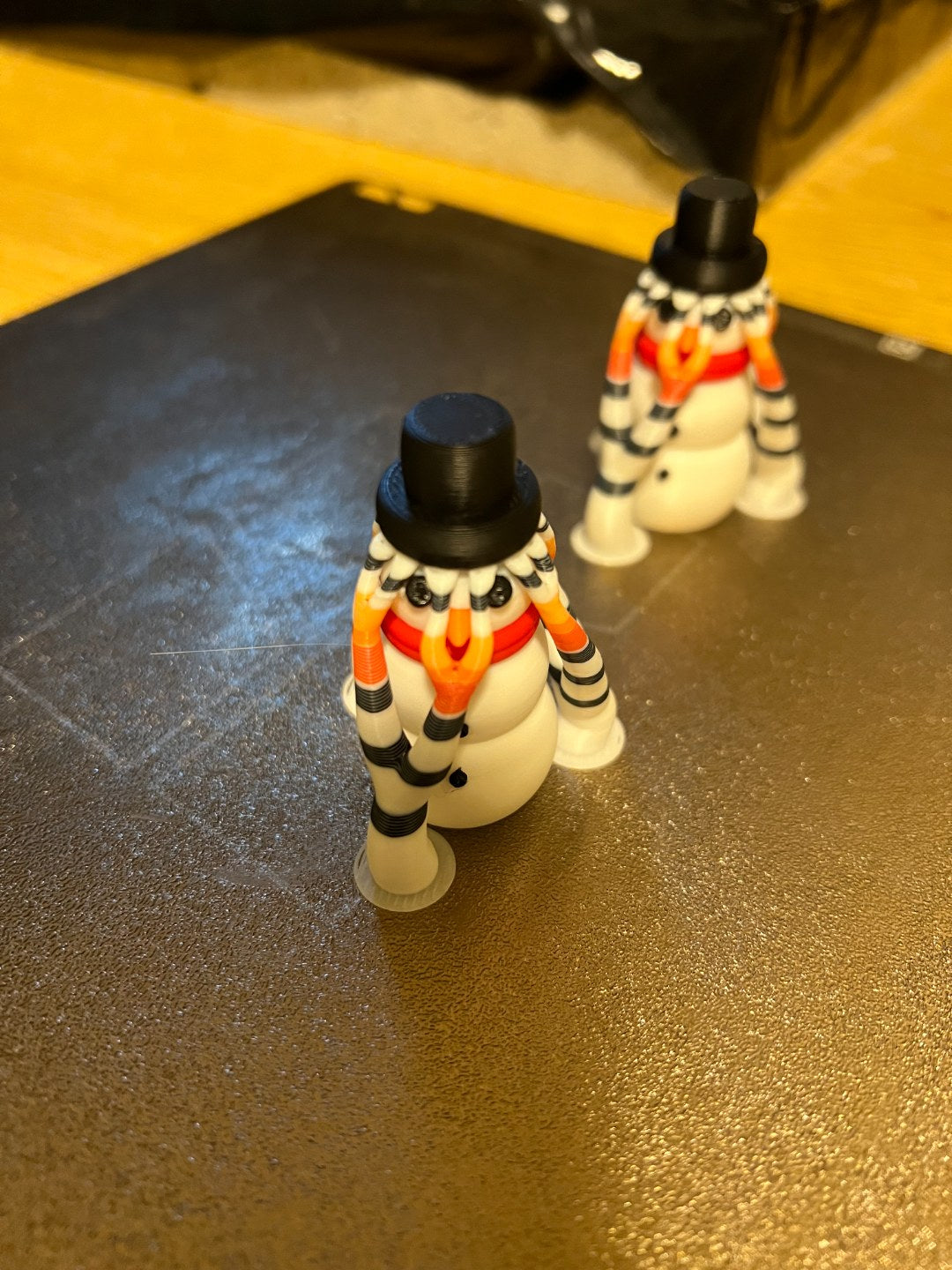 Petite figurine de bonhomme de neige en plusieurs couleurs