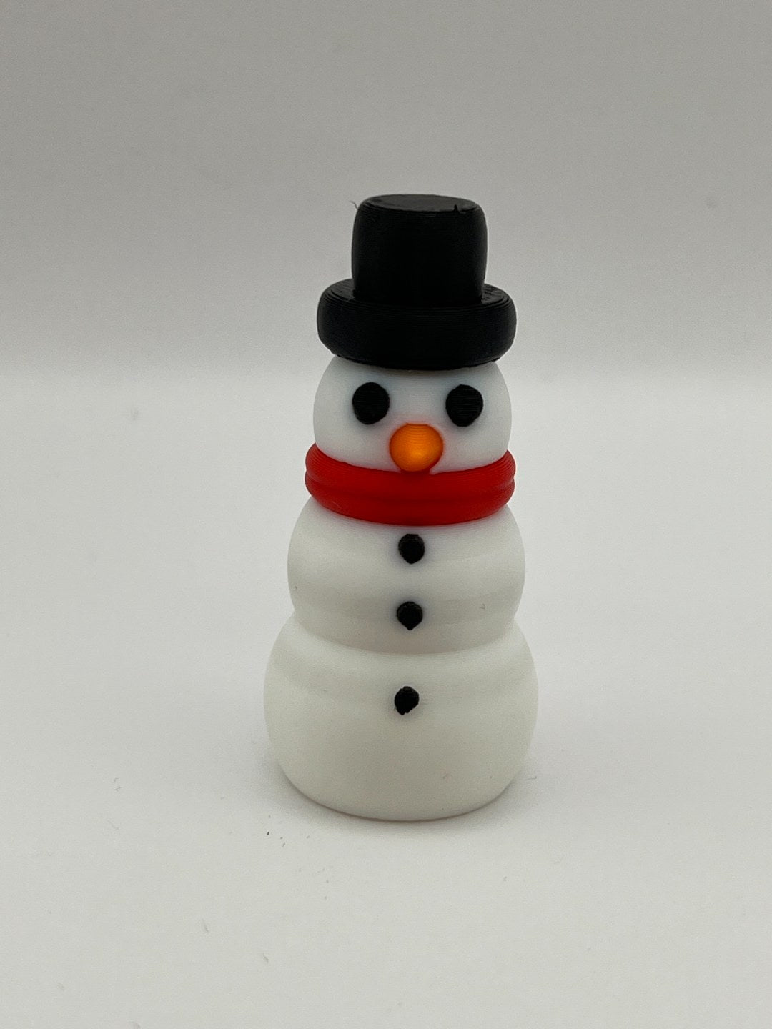 Petite figurine de bonhomme de neige en plusieurs couleurs