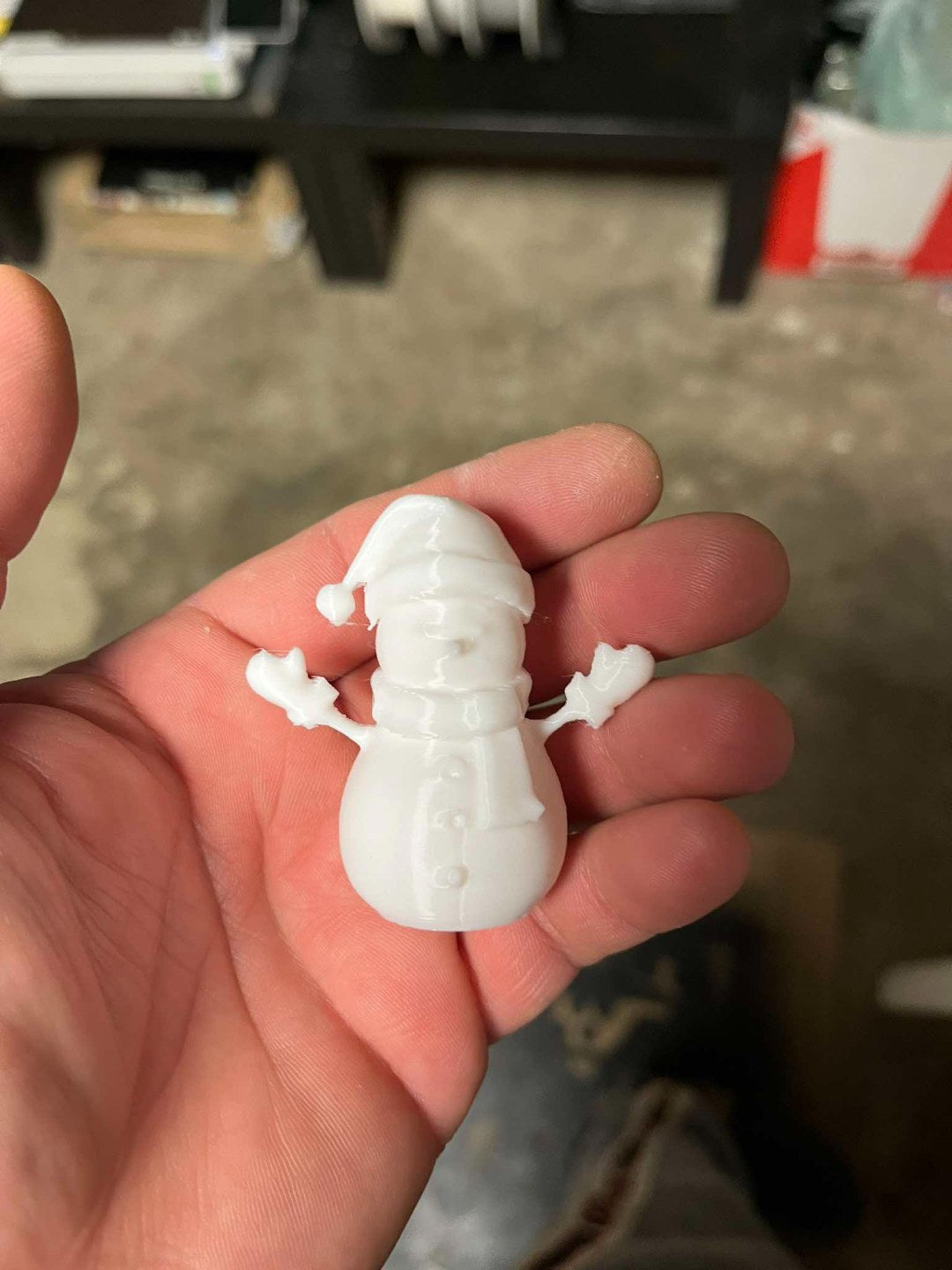 Figurine bonhomme de neige avec écharpe, gants et chapeau
