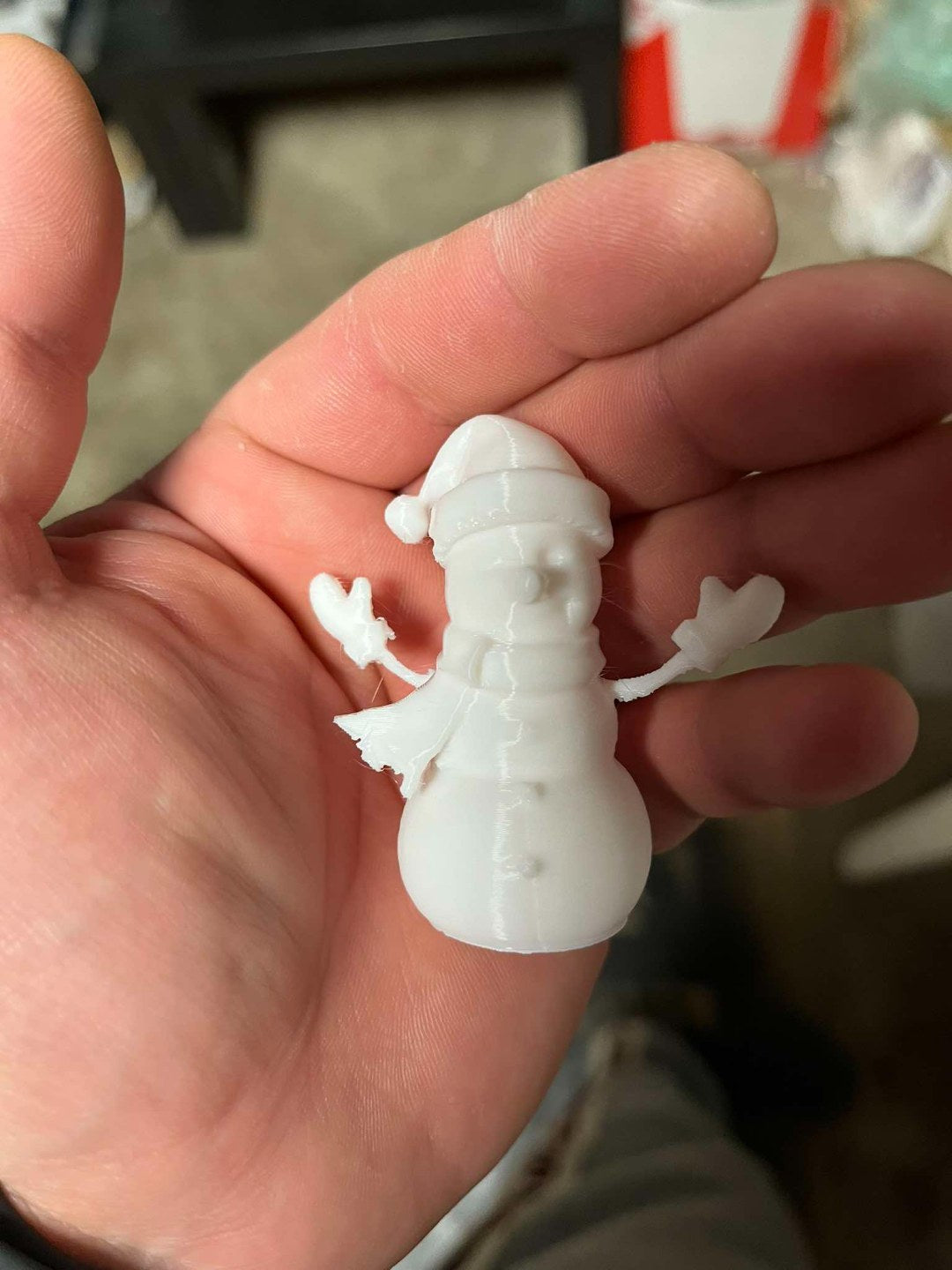 Figurine bonhomme de neige avec écharpe, gants et chapeau