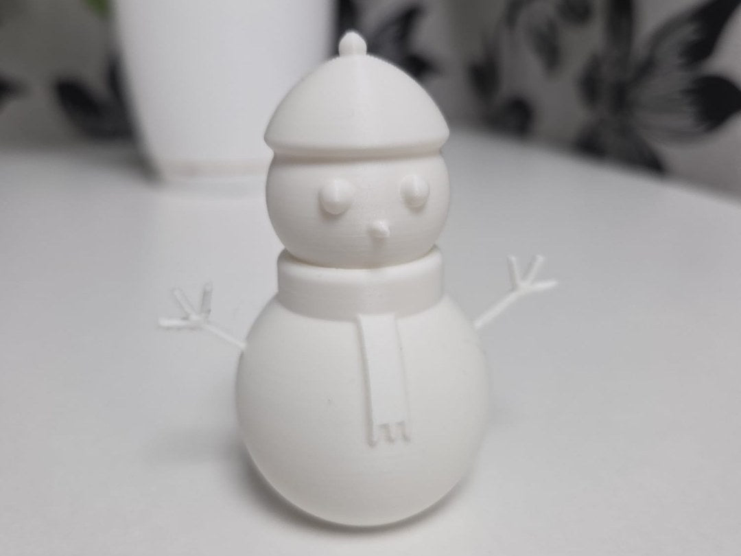 Figurine de bonhomme de neige souriant minimaliste