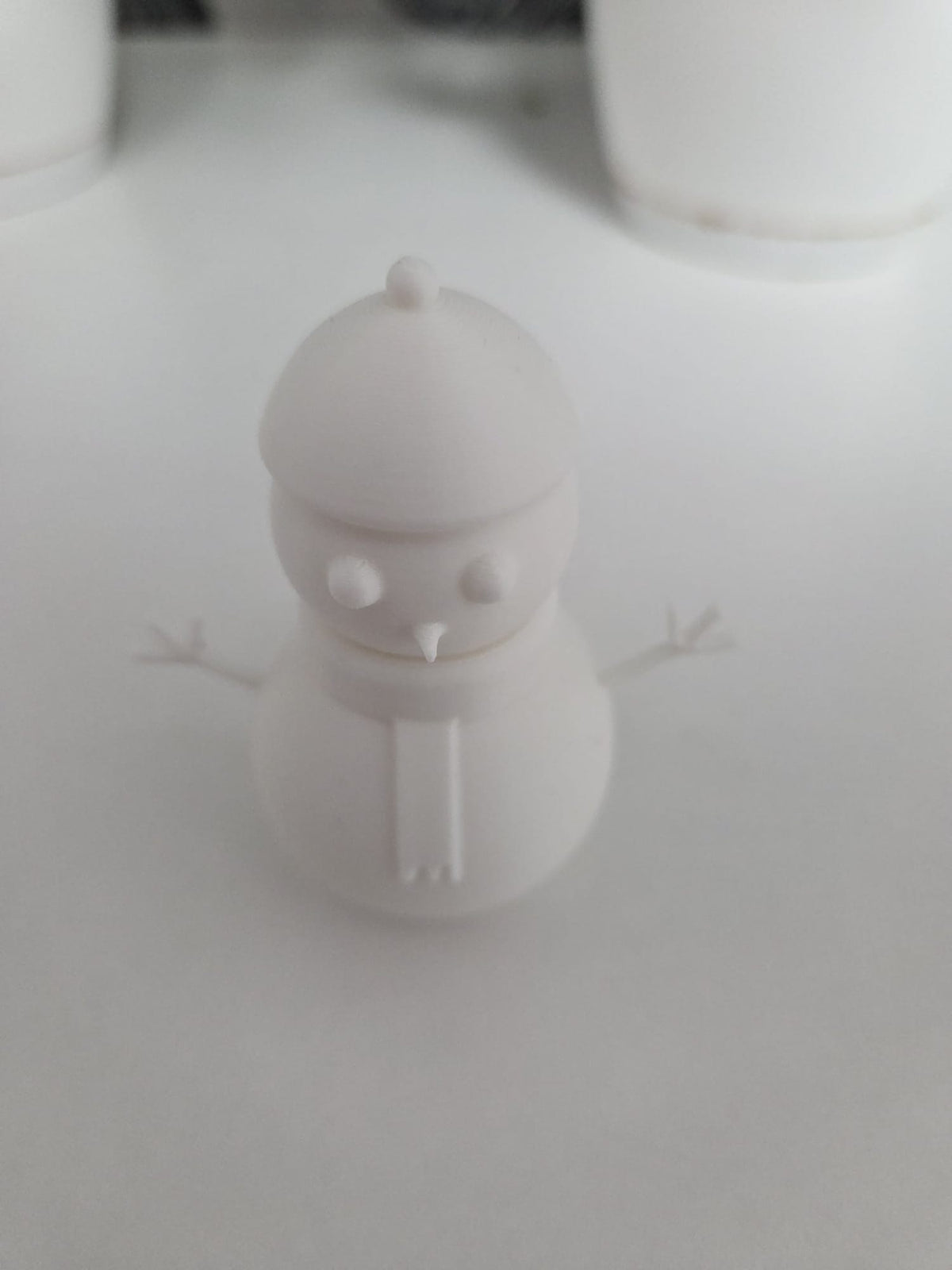 Figurine de bonhomme de neige souriant minimaliste