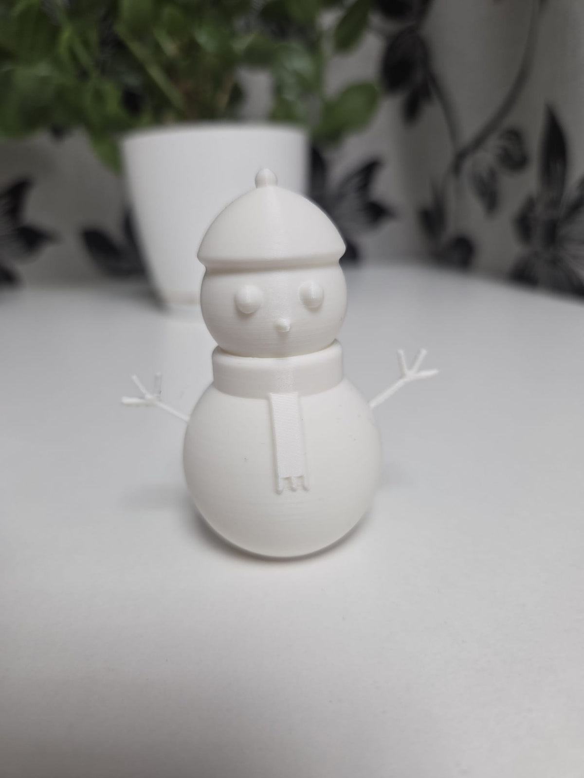 Figurine de bonhomme de neige souriant minimaliste