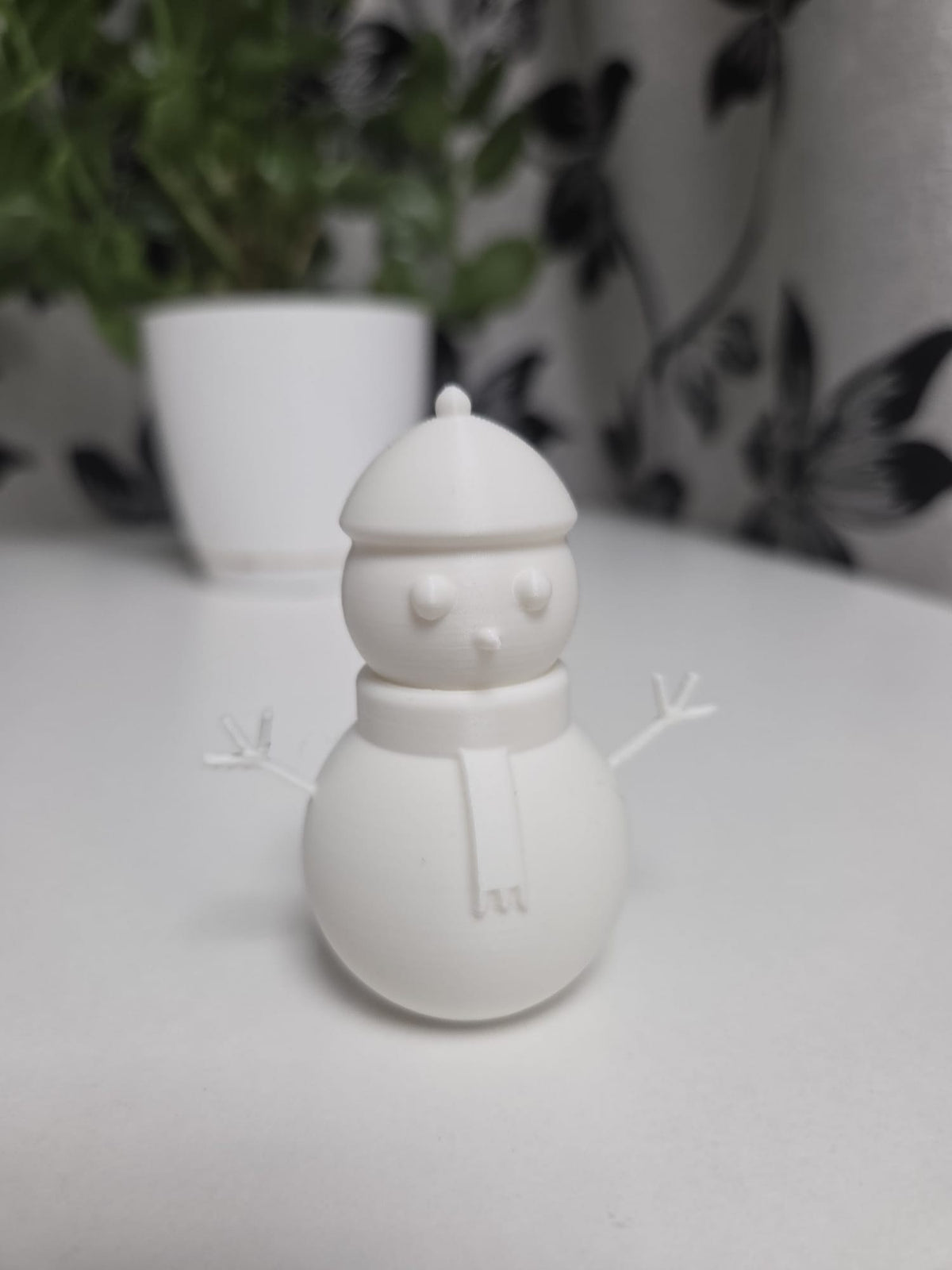 Figurine de bonhomme de neige souriant minimaliste