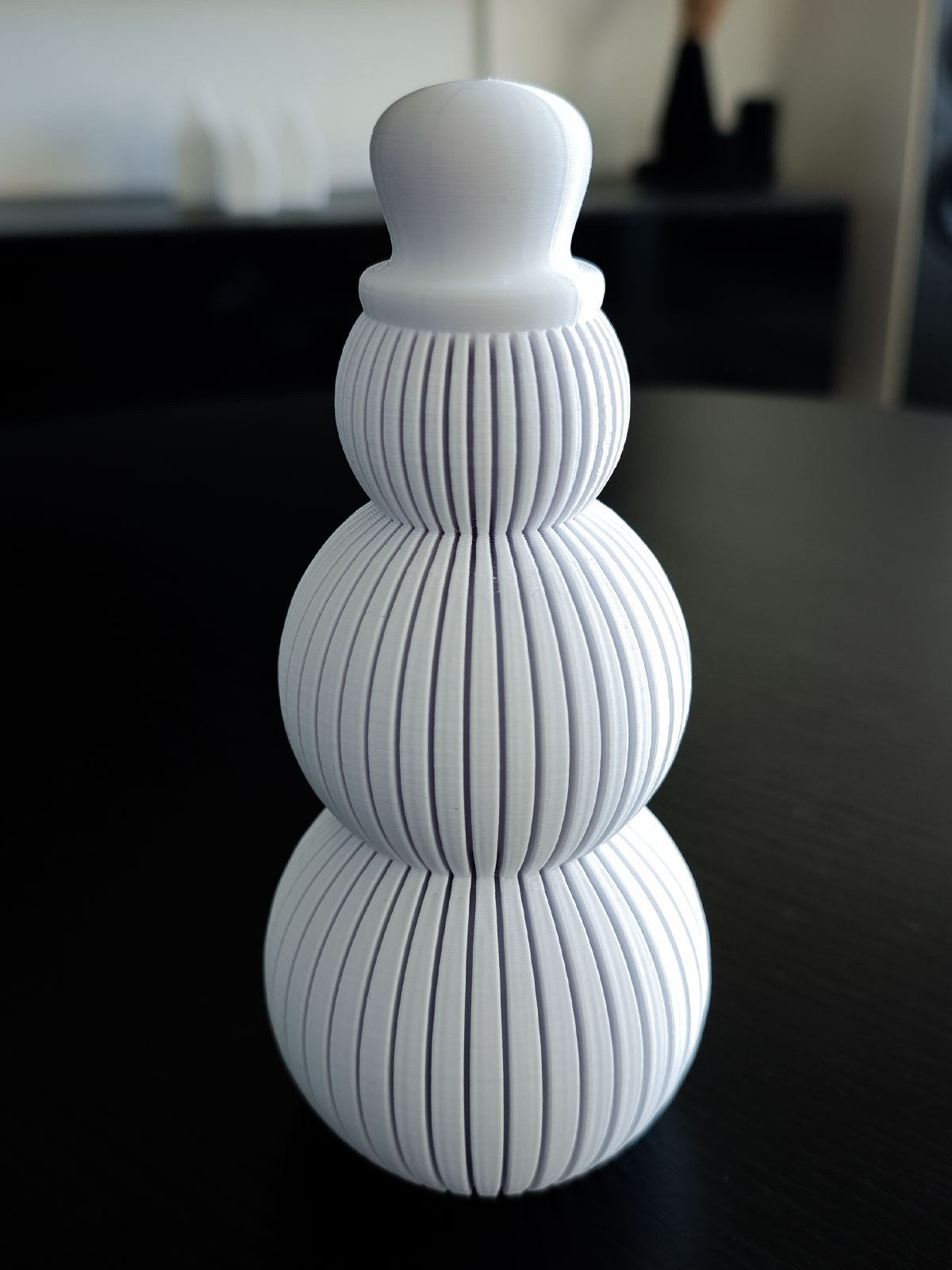 Figurine bonhomme de neige au design strié