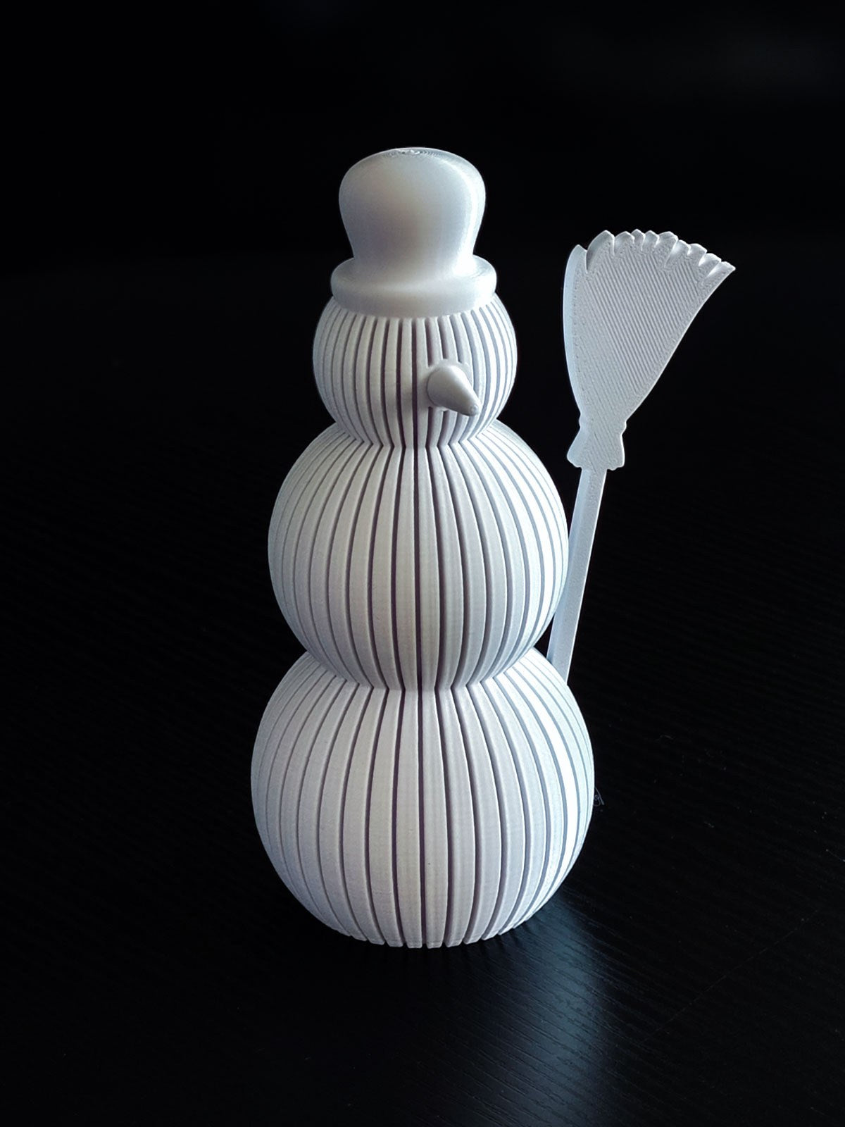 Figurine bonhomme de neige au design strié
