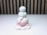 Figurine moderne d'un bonhomme de neige qui fond
