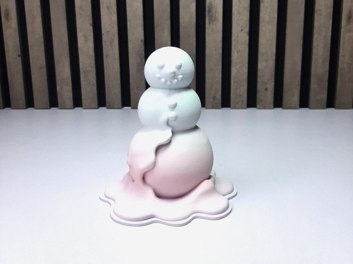Figurine moderne d'un bonhomme de neige qui fond