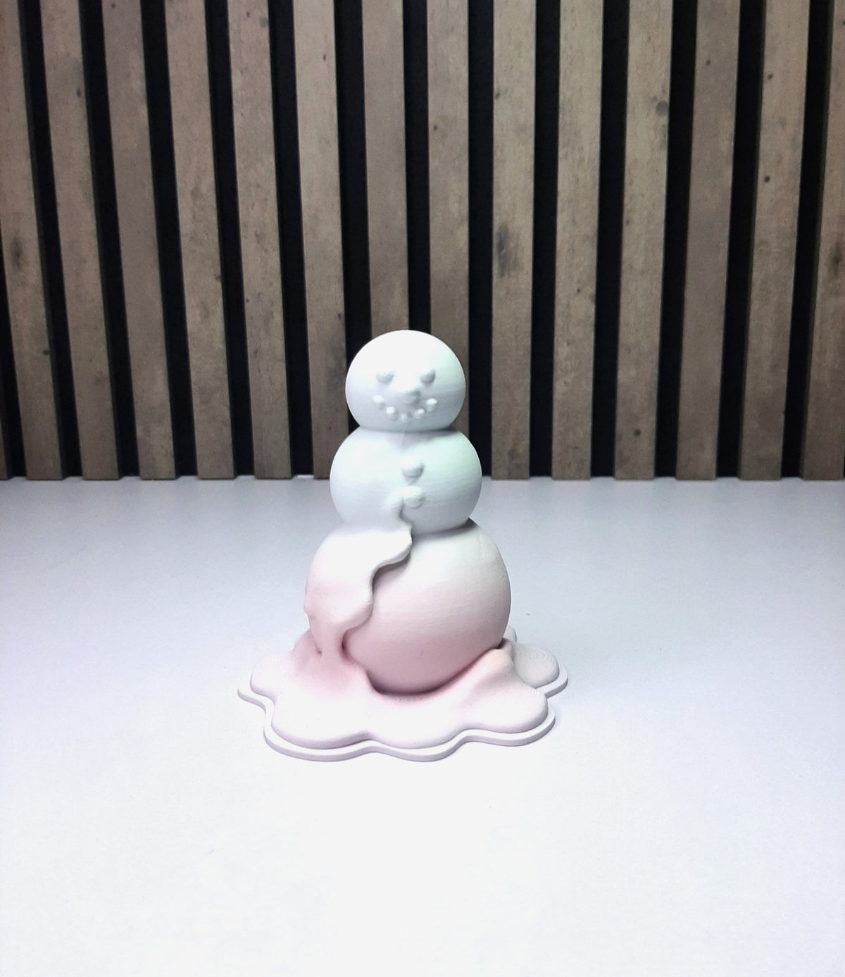 Figurine moderne d'un bonhomme de neige qui fond