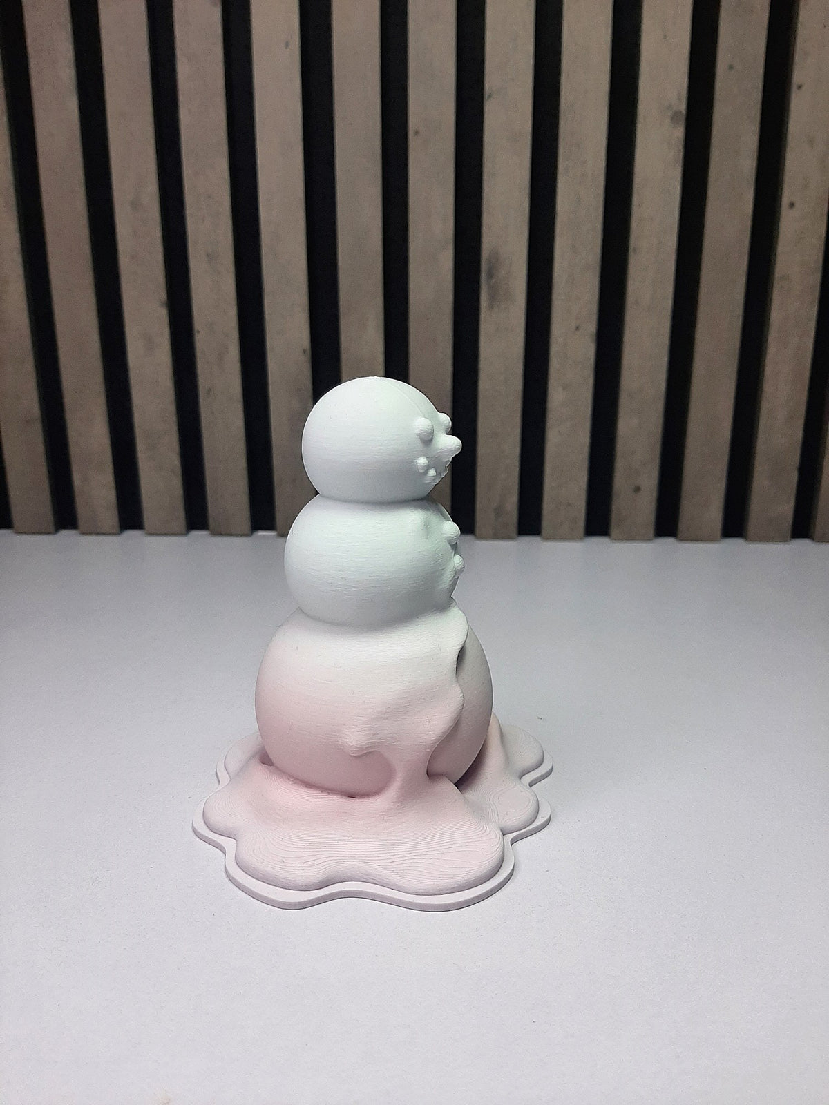 Figurine moderne d'un bonhomme de neige qui fond