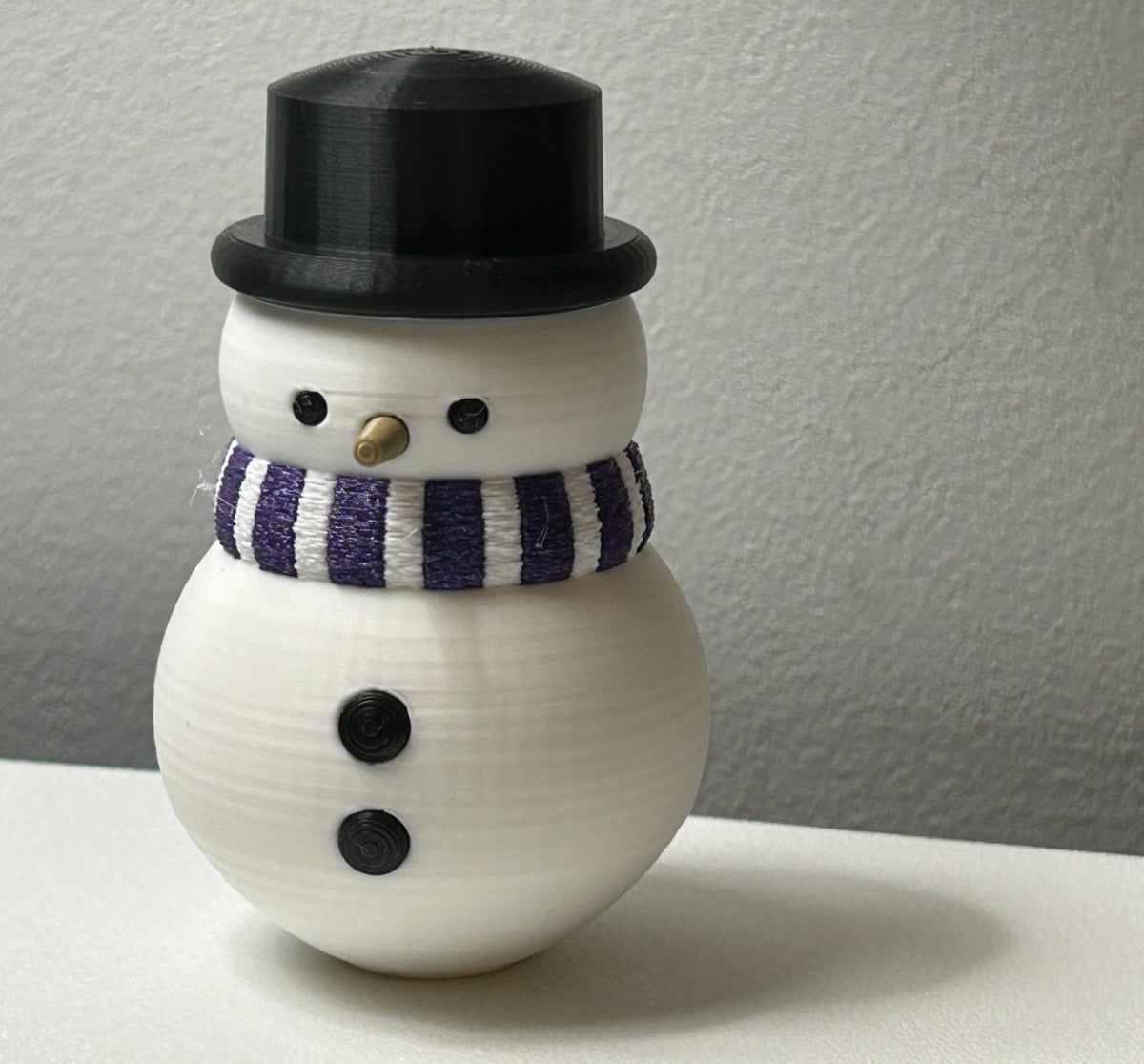 Figurine bonhomme de neige avec écharpe et haut-de-forme