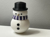 Figurine bonhomme de neige avec écharpe et haut-de-forme