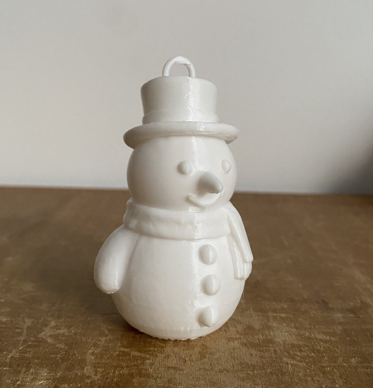 Bonhomme de neige classique avec haut-de-forme et écharpe