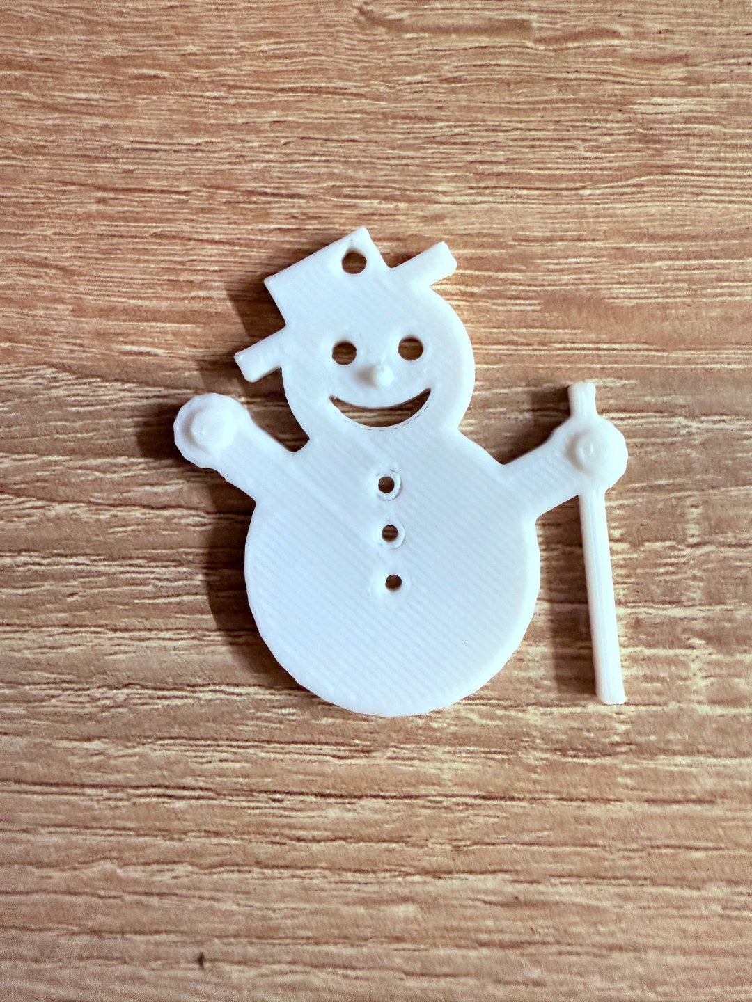 Bonhomme de neige minimaliste en décoration de sapin
