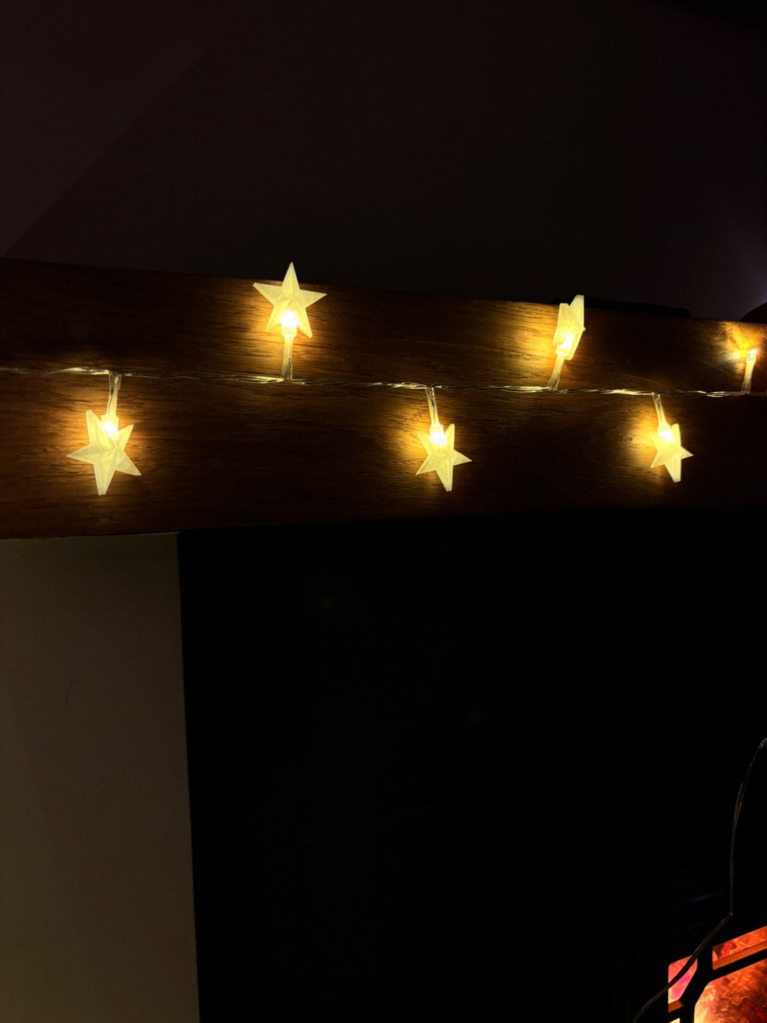 Caches en forme d'étoile posés sur une guirlande lumineuse