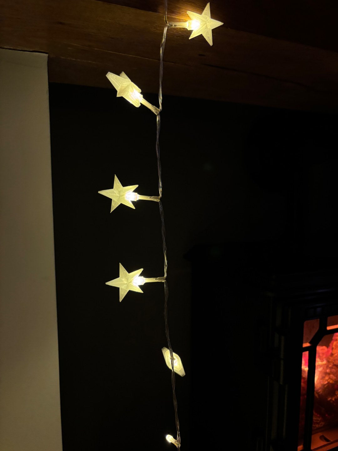 Caches en forme d'étoile posés sur une guirlande lumineuse