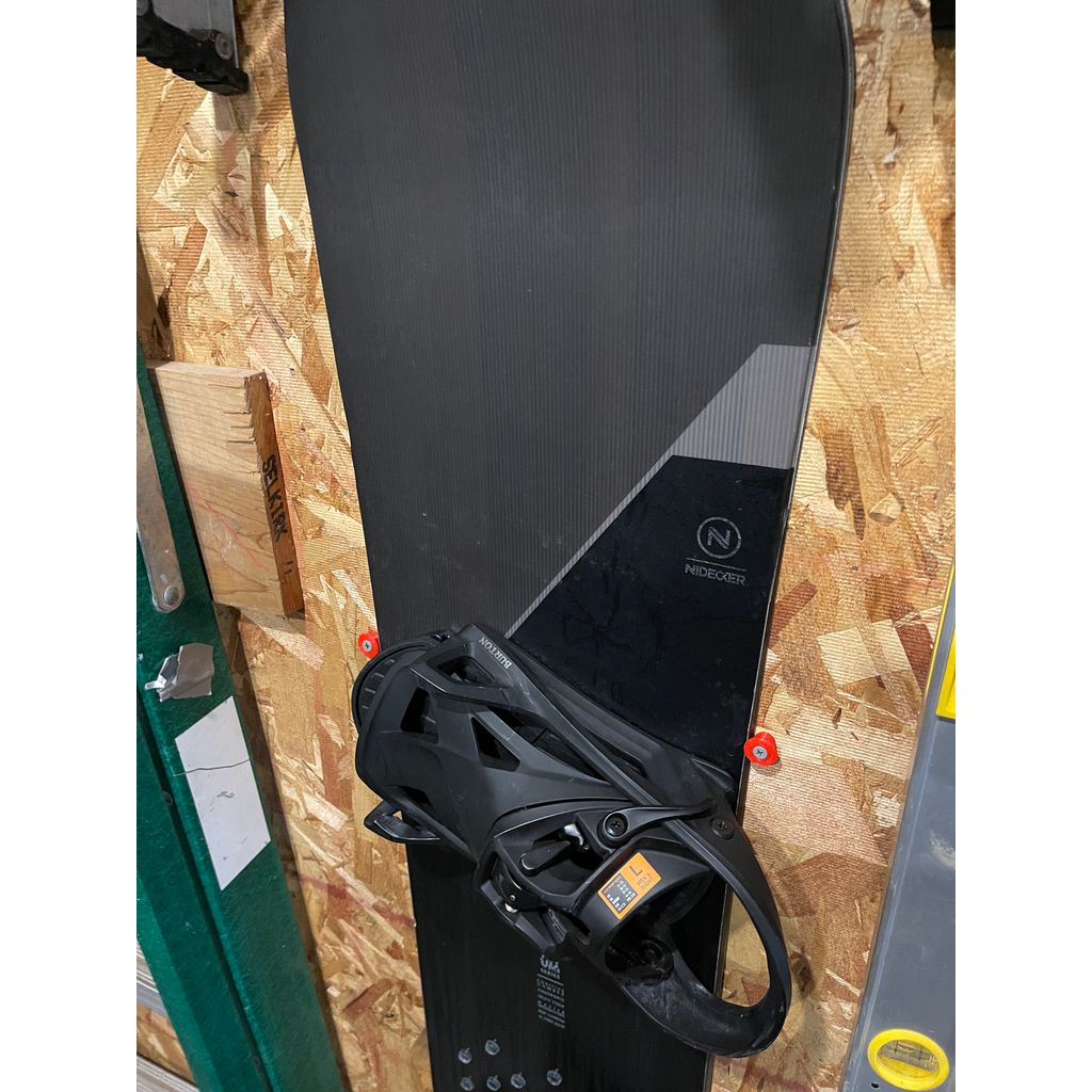 Support mural vertical pour snowboard
