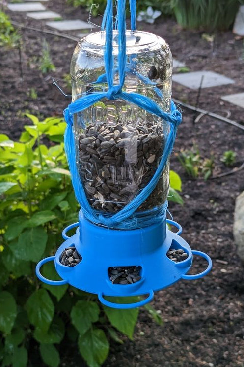 Couvercle à visser qui transforme un bocal Mason en mangeoire à oiseaux pour le jardin