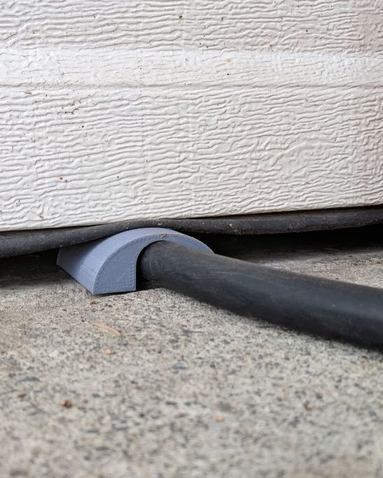 Passe-câble de porte de garage pour câble de recharge de voiture électrique
