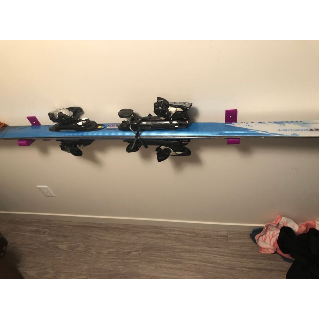Support mural pour skis avec fixations