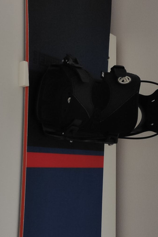 Fixation murale pour snowboard