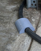 Passe-câble de porte de garage pour câble de recharge de voiture électrique