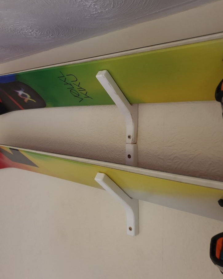 Support mural pour skis – présentoir incliné