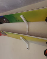 Support mural pour skis – présentoir incliné