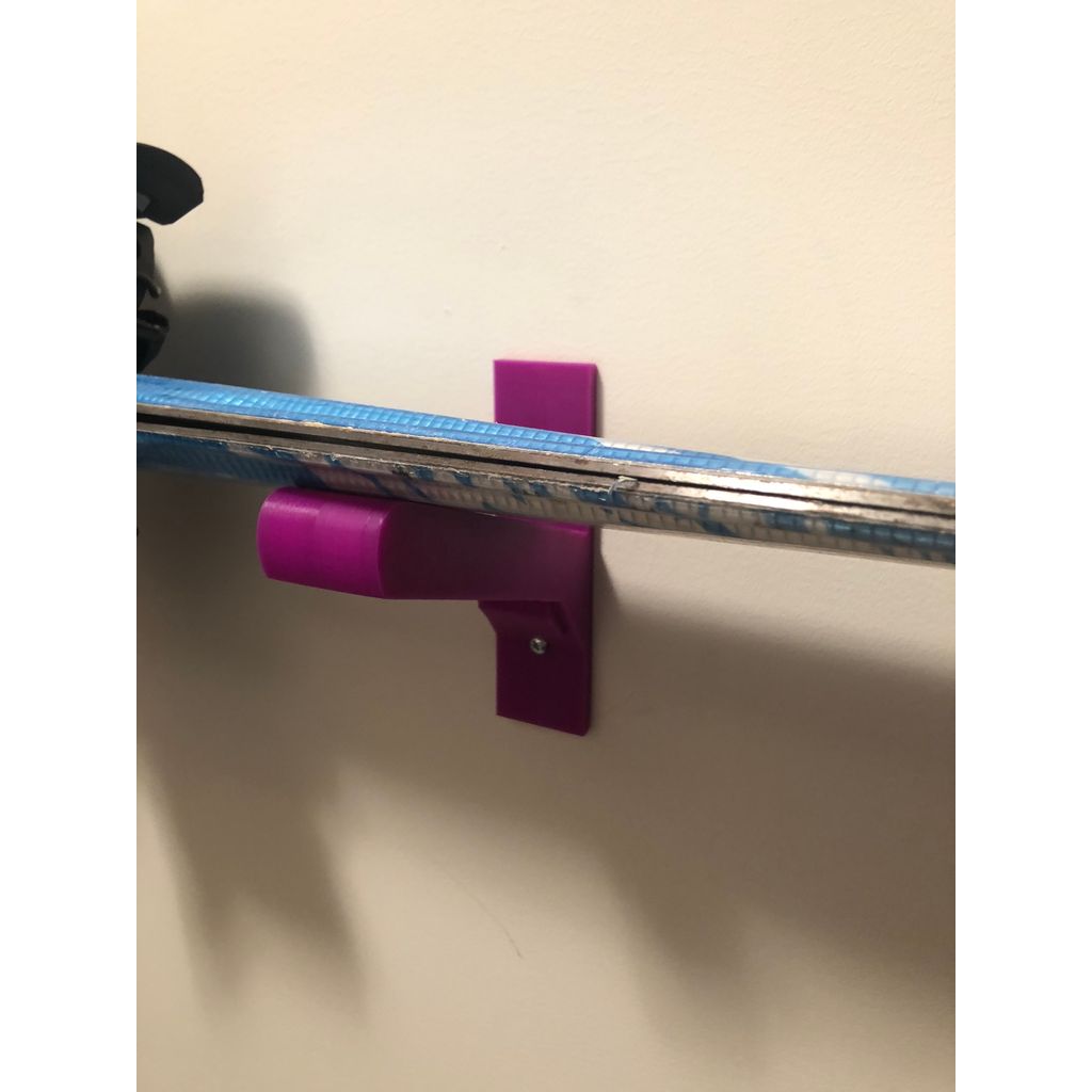 Support mural pour skis avec fixations