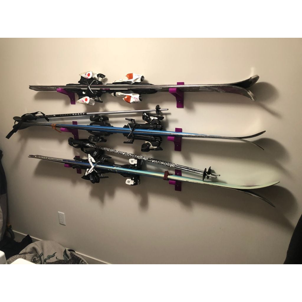 Support mural pour skis avec fixations