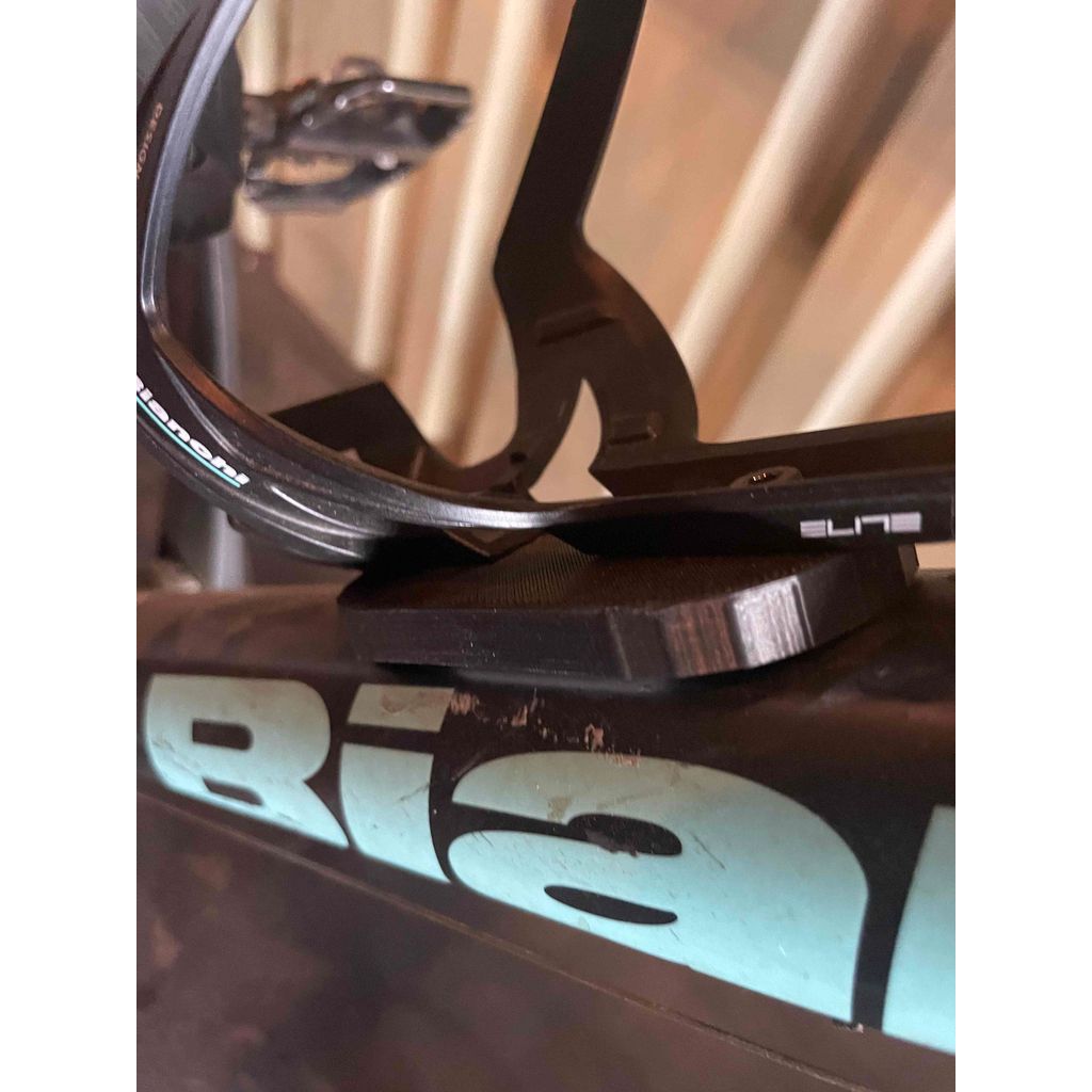 Support de traceur Tile sur le porte-bidon du vélo