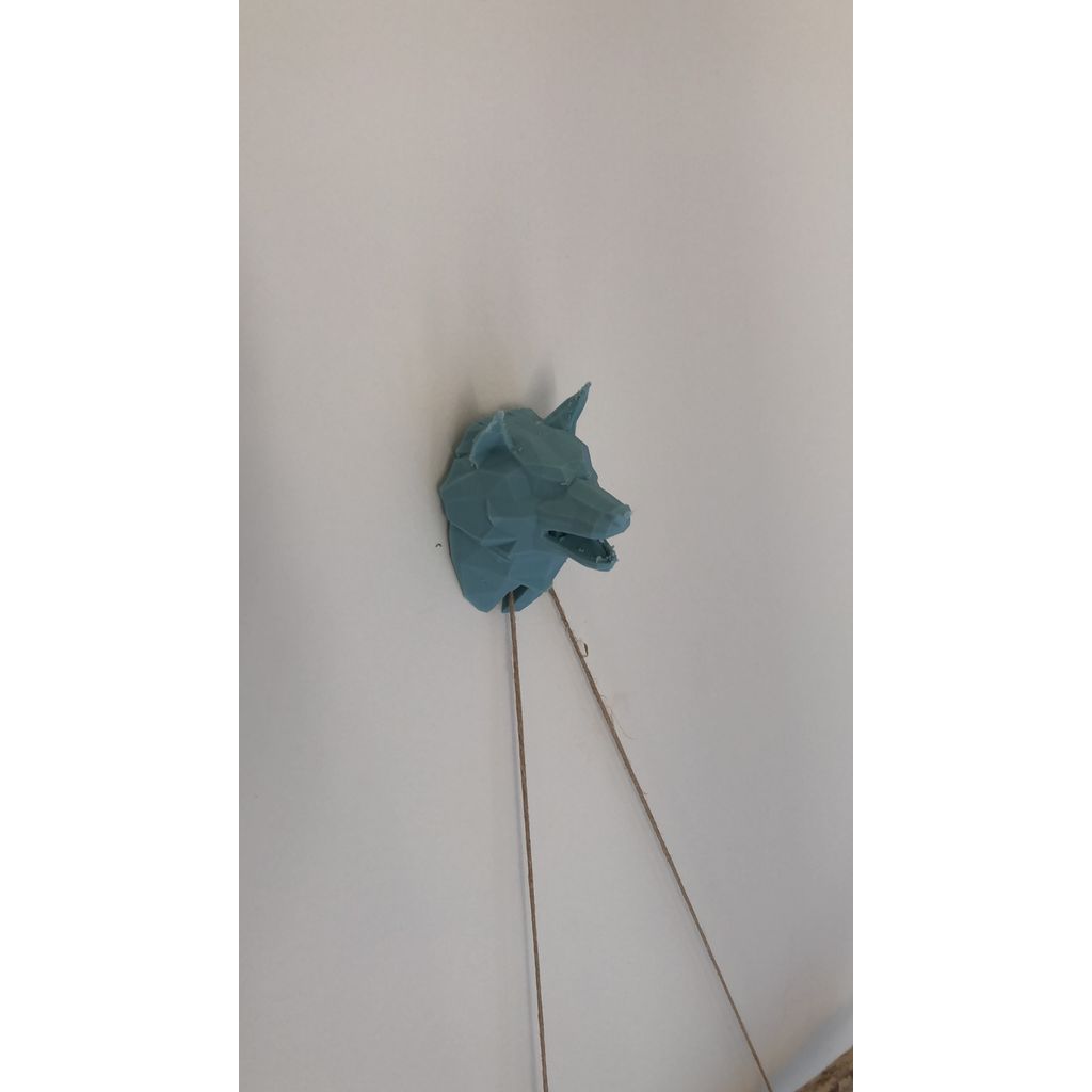 Buste de loup en cache pour crochet mural avec découpes pour câble