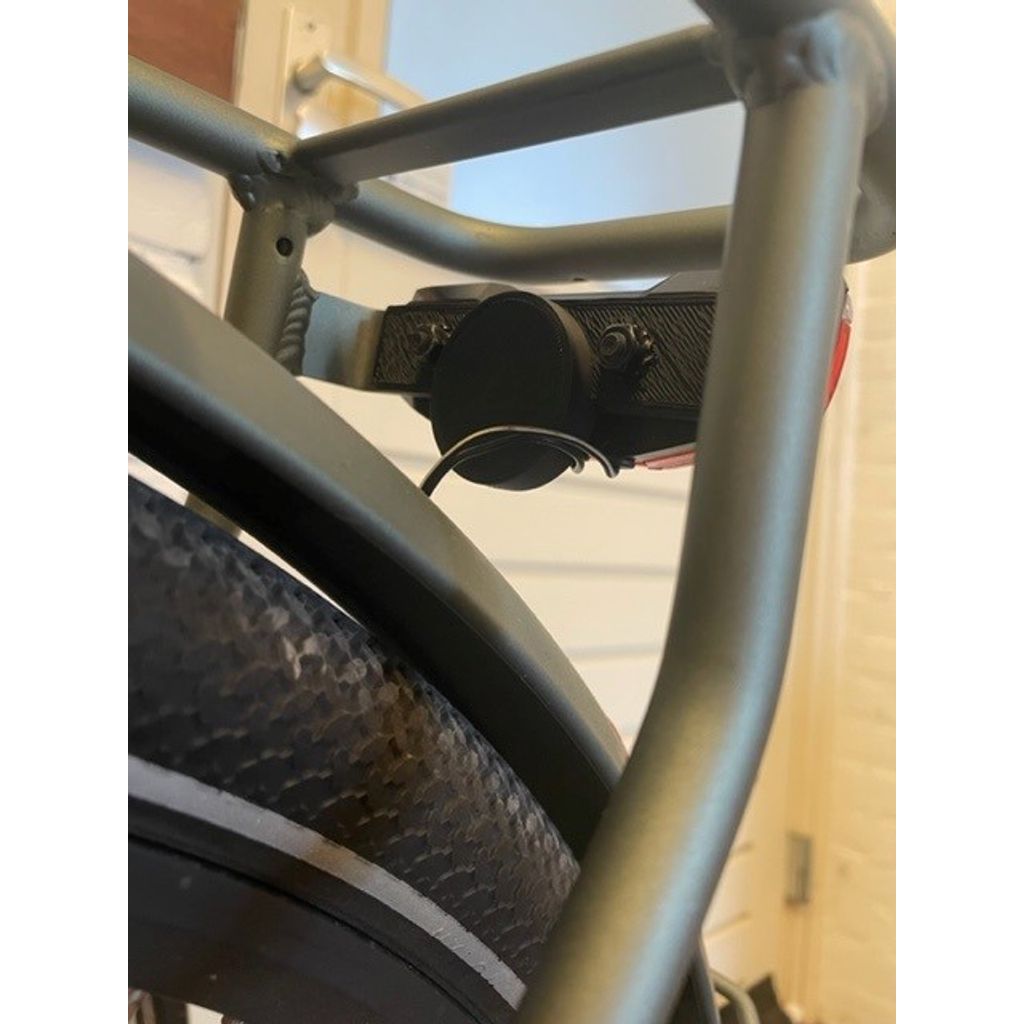 Support AirTag intégré au feu arrière du vélo