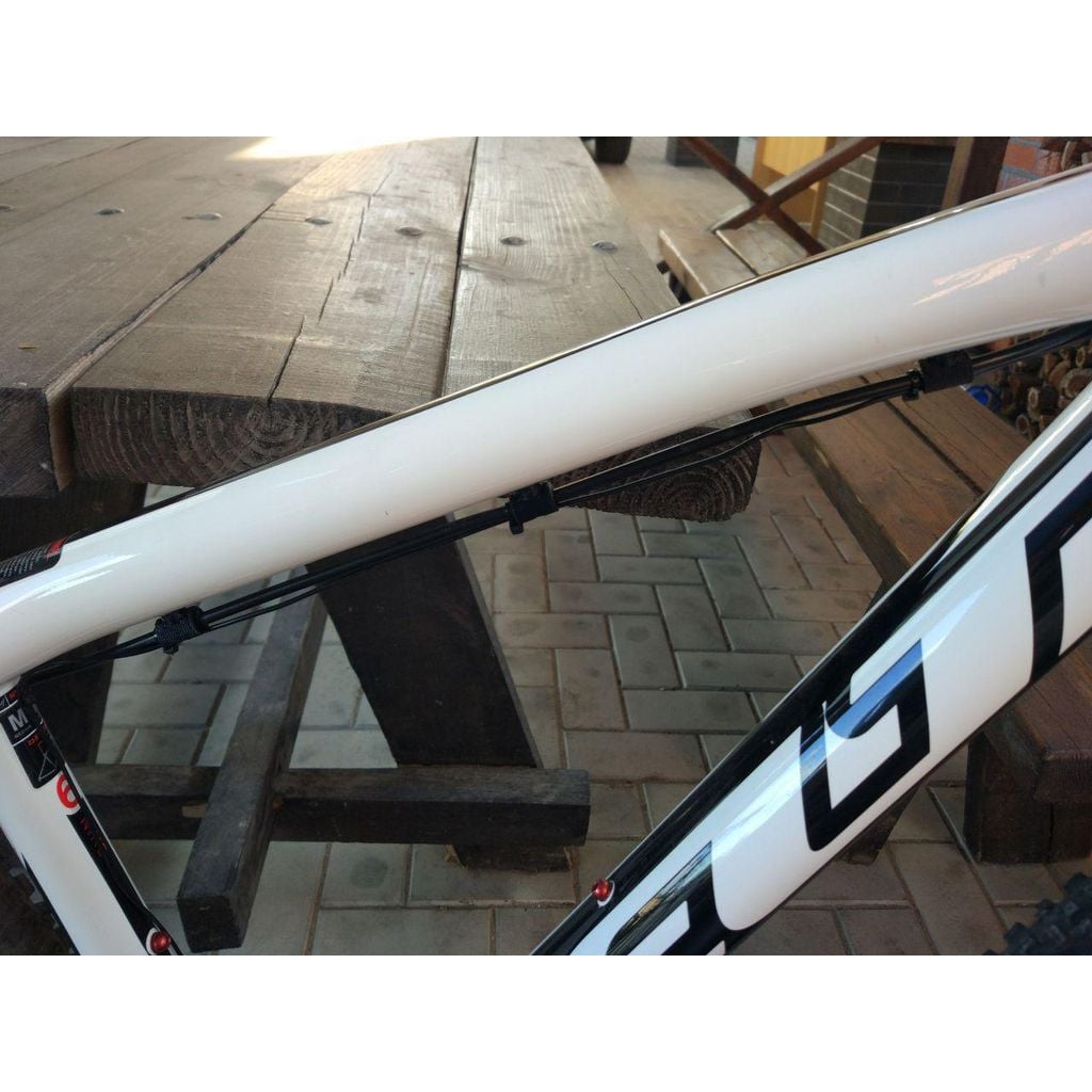 Pince pour câble de frein sur le cadre du vélo
