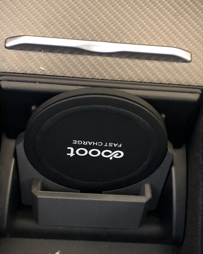 Base pour chargeur sans fil dans la console centrale de Tesla Model X