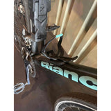Support de traceur Tile sur le porte-bidon du vélo