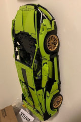 Crochet mural pour exposer la LEGO Lamborghini Sián FKP 37