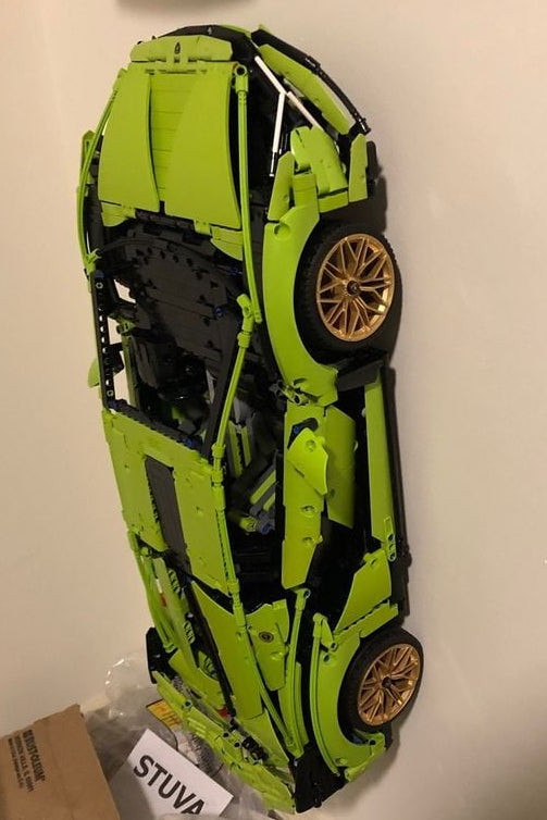 Crochet mural pour exposer la LEGO Lamborghini Sián FKP 37